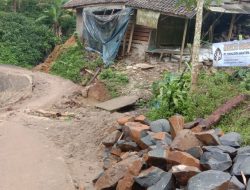 PT. Samudra Banten Jaya Turunkan Bantuan Material Untuk Rehabilitasi Jalan Akibat Bencana Alam