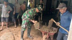 Prajurit TNI Diterjunkan Bantu Bersihkan Rumah Warga yang Tertimbun Longsor