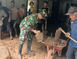 Prajurit TNI Diterjunkan Bantu Bersihkan Rumah Warga yang Tertimbun Longsor