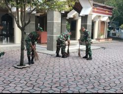 Babinsa Bersama Warga Bersihkan Masjid, Wujud Kebersamaan TNI dan Rakyat
