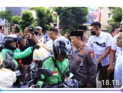 Masyarakat Antusias Saat Kapolri Turun Langsung Berbagi Takjil