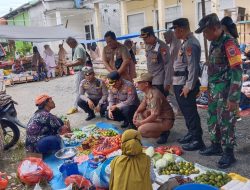 Jelang Idul Fitri, Personel Koramil 1403-15/Malili Turut Memantau Harga Sembako di Pasar Rakyat Tampinna