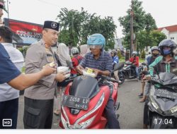 Berkah Ramadan Kapolrestabes Surabaya Bagi 300 Paket Takjil ke Masyarakat