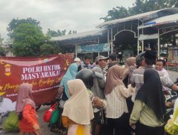 Polri Untuk Masyarakat: Polres Pelabuhan Tanjung Perak Bagikan 200 Takjil Menjelang Idul Fitri 1446 H di Serambi Ampel Surabaya