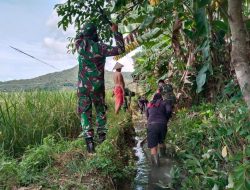Karya Bhakti Koramil 02/Suli Melaksanakan Pembersihan Saluran Irigasi Persawahan