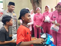 Hari ke-19 Puasa Ramadan, Kapolres Dompu Bareng Ketua Bhayangkari Berbagi 1000 Paket Takjil Ke Pengguna Jalan.