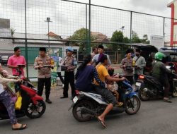Ramadhan penuh Berkah Polsek Asemrowo Bagikan Takjil ke Warga di Surabaya.
