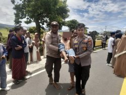 Tabrak Pembatas Jembatan Di Hodo, Pemotor Tewas Di Tempat, Polsek Pekat Bantu Evakuasi Korban.