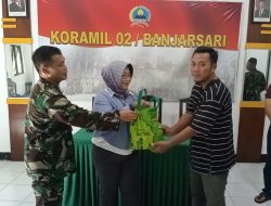Jum’at Berkah di Bulan Suci Ramadhan, Koramil 02/Banjarsari Bagikan Sembako Kepada Warga