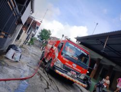 Babinsa Mojosongo Boyolali Bantu Padamkan Api