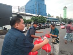 Berbagi di Bulan Suci : Satreskrim Polres Pelabuhan Tanjung Perak Bagikan Takjil untuk Masyarakat Surabaya