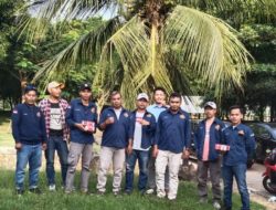 Perkumpulan Driver Suralaya Bagikan Takjil Kepada Pengguna Jalan