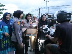 Kapolda Gorontalo dan Ketua Bhayangkari Daerah Gorontalo Bagikan Takjil untuk Warga