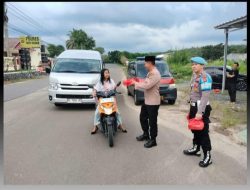 Sat Binmas Polres Way Kanan Bagikan Takjil untuk Masyarakat Berbuka Puasa