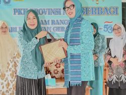 Ketua TP – PKK Dompu Memberikan Cenderamata Kerajinan Kepada Ketua TP – PKK NTB.