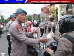 Berkah Ramadan, Sie Propam Polres Jember Bagikan Takjil kepada Pengguna Jalan