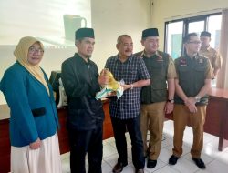 Penyerahan Bantuan Cadangan Pangan Guru Ngaji Di Desa Padaulun Kecamatan Majalaya.