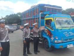 Operasi Ketupat Krakatau 2025, Polisi Sosialisasi Layanan 110 dan Brosur Keselamatan di Jalan