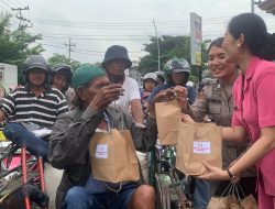 Bhayangkari Polres Pelabuhan Tanjung Perak Bagikan 350 Takjil di Pos PAM Bunguran Surabaya