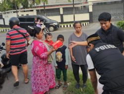 Satresnarkoba Polres Pelabuhan Tanjung Perak Bagikan Takjil dan Edukasi Bahaya Narkoba di Surabaya