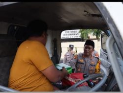 Bulan Suci Ramadhan, Kapolres Berbagi Takjil Didepan Mako Polsek Blambangan Umpu