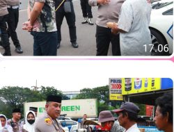 Kapolres Pelabuhan Tanjung Perak Berbagi Takjil dan Sosialisasi Hotline Mudik Polri 110