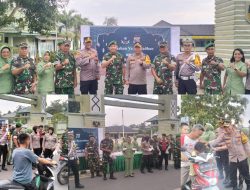 Anggota Kodim 0427/Way Kanan Bersama Polres Way Kanan Bagikan Takjil untuk Masyarakat