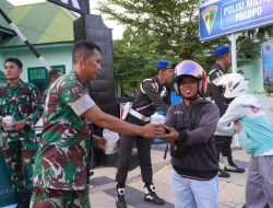Prajurit TNI Kodim 1403/Palopo Bagikan Takjil kepada Pengendara di Jalan Balaikota