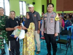 Gubernur Kalimantan Tengah, Agustiar Sabran Bagikan Sembako Di Desa Bumiharjo Kecamatan Kumai Kabupaten Kotawaringin Barat