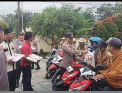 Bansos Ramadhan, Polisi Salurkan Paket Sembako Kepada Warga di Banjit