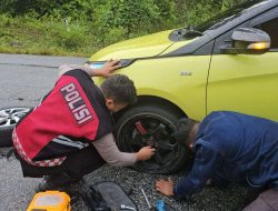 Personil Polres Aceh Singkil Bantu Pemudik yang mengalami Pecah Ban di Jalan Lintas Singkil – Subulussalam.