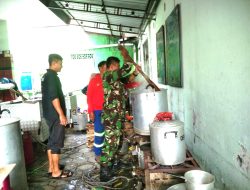 Bentuk Rasa Kepedulian, Babinsa Bersama Relawan BPBD Bantu Dirikan Dapur Umum Untuk Warga Korban Banjir
