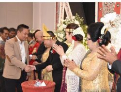Bupati Humbahas Hadiri Pesta Pernikahan Putri Anggota DPRD Humbahas