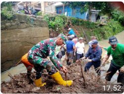 Prajurit Babinsa 1403/Plp Bersama Masyarakat Larompong Bersihkan Sampah di Sungai untuk Cegah Banjir