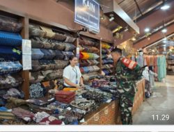 Aplikasikan Metode Binter, Babinsa Danukusuman Komsos Dengan Karyawan Toko Batik Benang Ratu