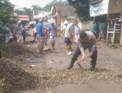 Polri Untuk Masyarakat, Polsek Cikedal Swadaya Perbaiki Jalan Bersama Masyarakat