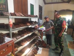 Peduli Potensi Wilayahnya, Babinsa Berikan Motivasi Dan Semangat Kerja Kepada Pengrajin Batik Tulis Kauman