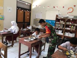 “TNI Siap Mendukung Penuh Program Pemerintah” Babinsa Jagalan Bantu Pendistribusian Makanan Bergizi