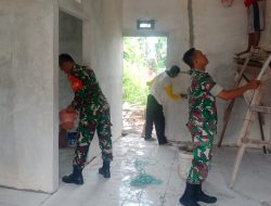 Babinsa Bantu Rehab Rumah Warga Wujudkan Kebersamaan
