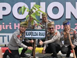 Sadar Adat dan Budaya untuk Mencintai Lingkungan, Kapolda Riau Tanam Pohon di Daerah Wisata Danau Raja