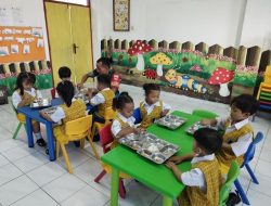 Tanpa Lelah, Babinsa Sudiroprajan Dampingi Pendistribusian Makan Bergizi Gratis di Sekolah