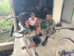 Sambangi Pemilik Bengkel Sepeda Ontel, Babinsa Sumber Sampaikan Pesan Ini