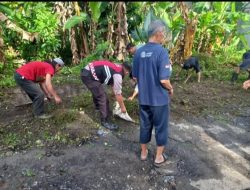 Polsek Baradatu dan Masyarakat Gotong Royong Bersihkan Got di Baradatu