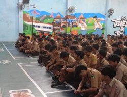 Tanamkan Kedisiplinan Dan Karakter, Babinsa Gilingan Latihkan PBB di SMK Negeri 2 Surakarta