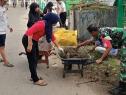 Cegah Banjir, Babinsa Koramil 1403/06 Wara dan Warga Gelar Aksi Bersih Saluran Air di Kelurahan Ammasanggan