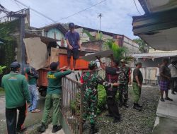 Sigap..!! Koramil 05/Pasar Kliwon Bantu Bersihkan Reruntuhan Rumah Warga Yang Terkena Musibah