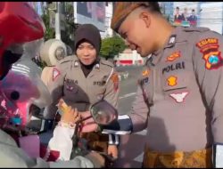 Satlantas Polres Kediri Kota Rayakan Hari Kartini dengan Aksi Humanis di Jalan Raya