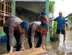 Quick Respon Satbrimob Polda Lampung Bantu Warga Terdampak Banjir di Panjang Utara