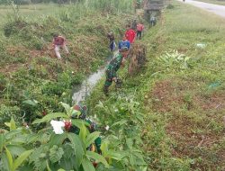 Wujud Kepedulian Lingkungan Personel Koramil 1403-12/Bone-Bone Karya Bakti Pembersihan Saluran Air di Desa Patila