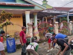 Babinsa Kodim 1403/PLP, Serda Perianto Gotong Royong di Desa Binaan